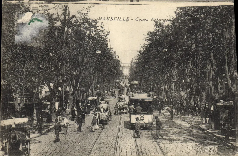 Marselha - Cours Belleunce — vista da rua com trem e pedestres - Frente
