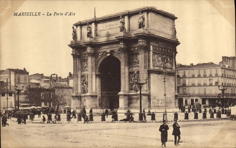 Marselha - A Porta de Aix — Arco de triunfo com inscrição 'A LA RÉPUBLIQUE MARSEILLE RECONNAISSANTE' — editor não visível - Frente