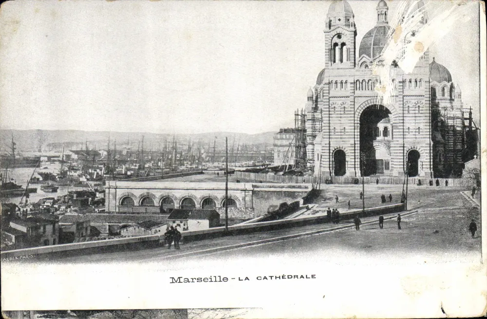 Marselha - A CATEDRAL — vista do porto e da catedral em construção — editor Mercier, número de série não visível - Frente