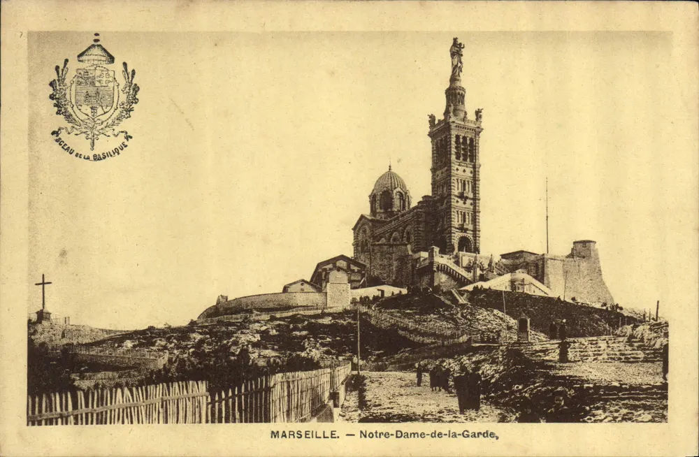 Marselha — Notre-Dame-de-la-Garde, vista da basílica com escudo da basílica - Frente