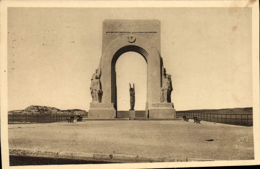 Monumento aos Heróis da Armada Oriental e das Terras Distantes — Sartorio, escultor — Editor J. VON, n° 107 - Frente