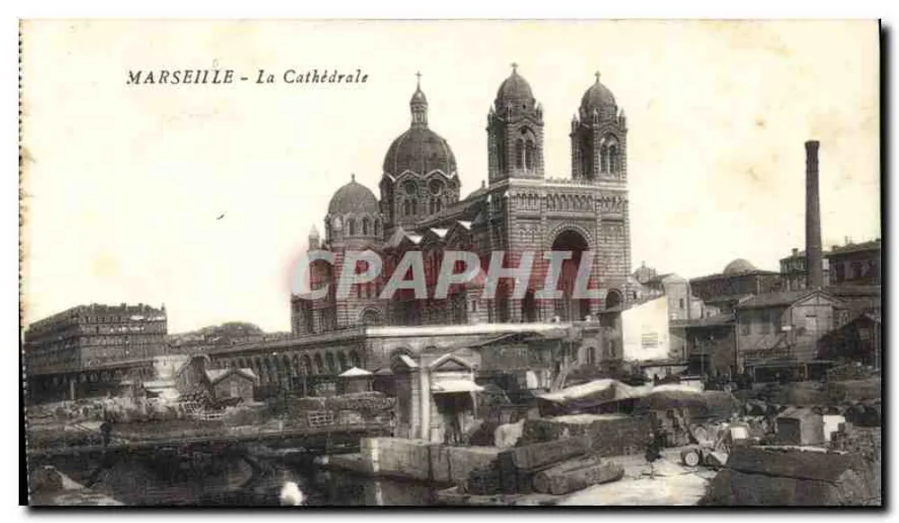 Marselha - A Catedral — vista da catedral Santa Maria com os cais e os edifícios circundantes - Frente