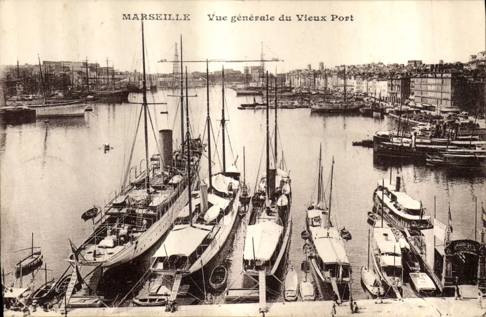 Marseille — Allgemeiner Blick auf den Alten Hafen — Ansichtskarte - Vorderseite