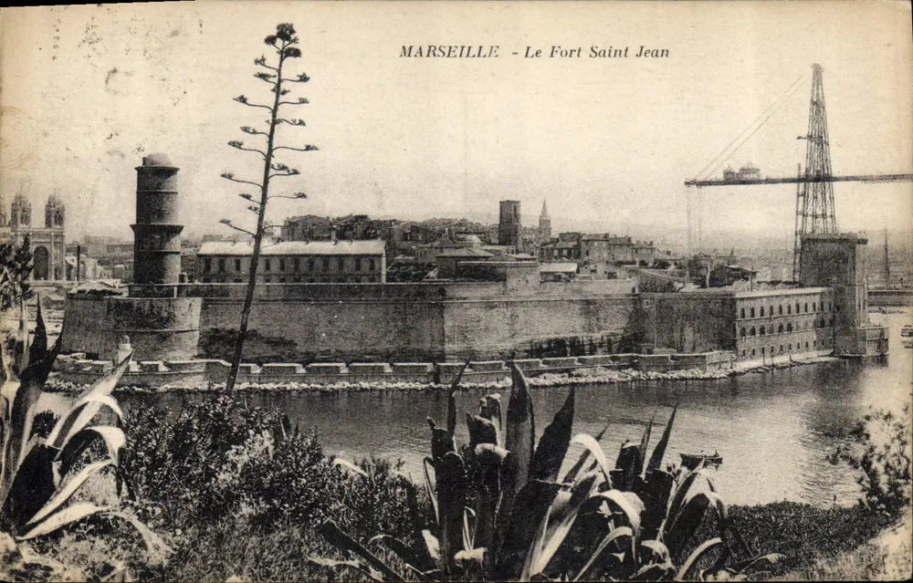 Marselha - O Forte Saint Jean — vista do porto com guindaste e agave - Frente