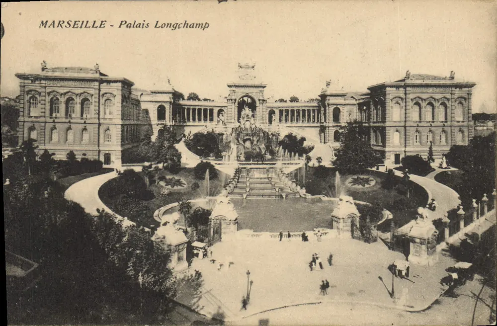 MARSEILLE - Palácio Longchamp — vista do jardim com fonte e edifícios - Frente