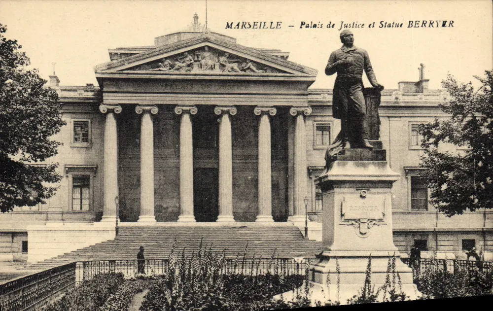 Marseille — Palast der Gerechtigkeit und Statue Berryer - Vorderseite