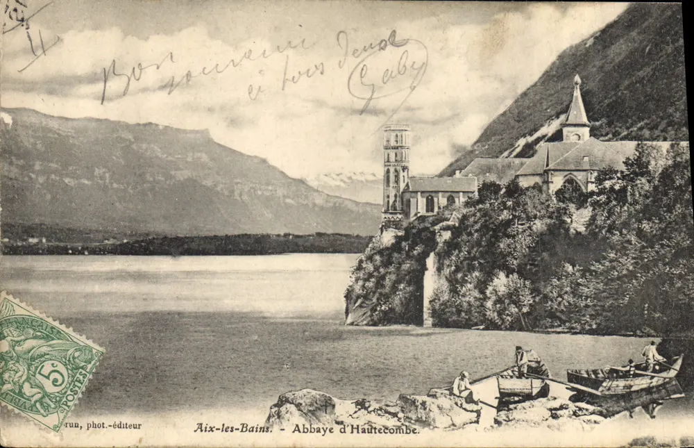Aix-les-Bains - Abadia de Hautecombe — vista lacustre com montanhas e barcos — fot.-editor Aix-les-Bains - Frente