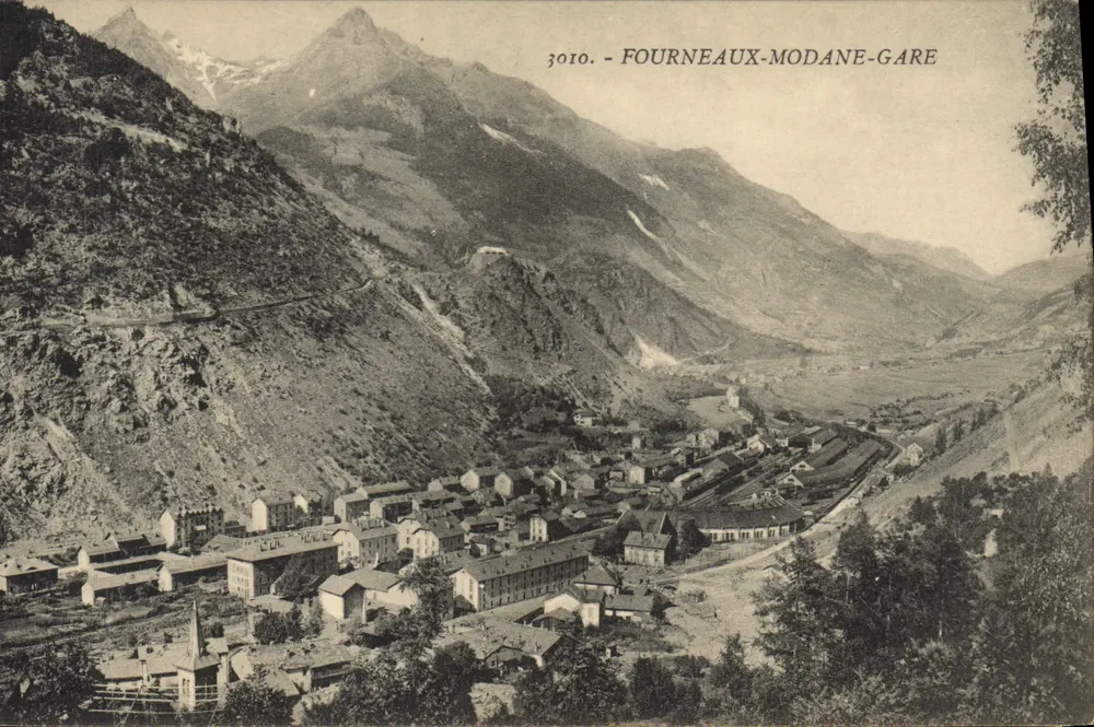 Fourneaux-Modane-Gare — vista panorâmica do vilarejo encaixado entre montanhas — editor L. Reynaud, Chambéry, n° 3010 - Frente