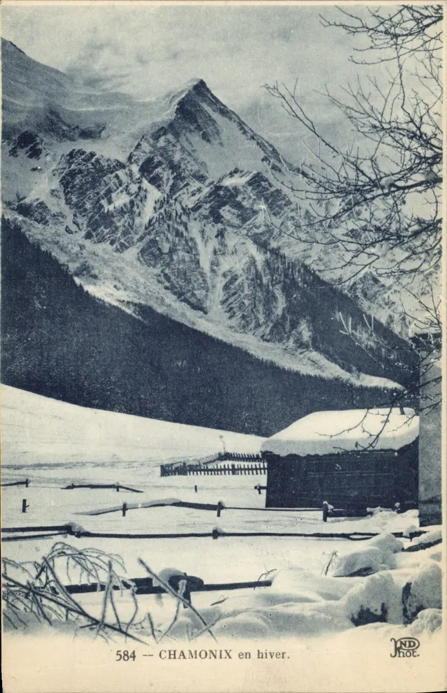 Chamonix no inverno — vista de montanha nevada com cabana — JND Phot. - Frente