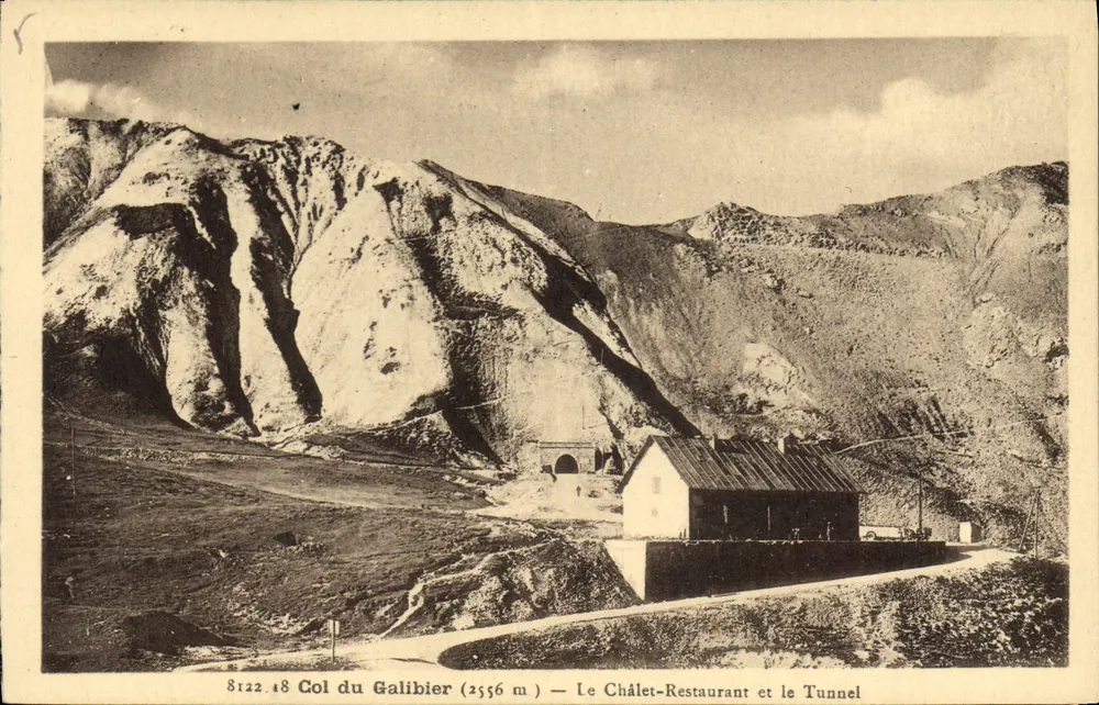 Col du Galibier (2556 m) — Das Chalet-Restaurant und der Tunnel - Vorderseite