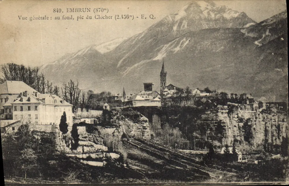 Embrun (870m) — allgemeiner Blick mit dem Gipfel des Clocher (2.456m) im Hintergrund — E. Q. - Vorderseite