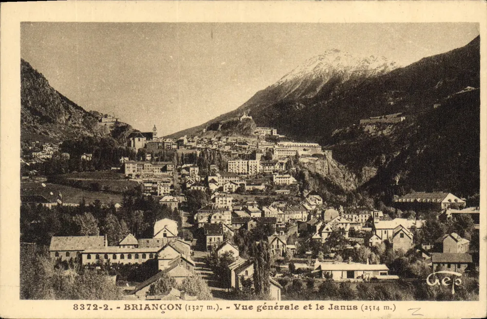 Briançon (1327 m.) — Vista geral e o Janus (2514 m.) — Gep - Frente