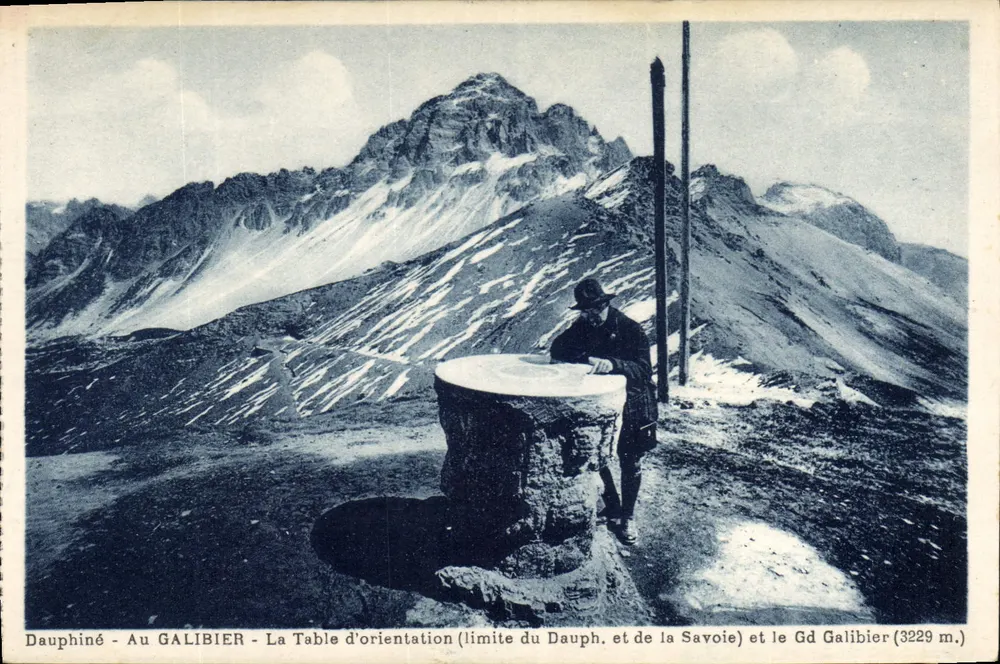 Dauphiné - Am GALIBIER - Die Orientierungstafel (Grenze zwischen Dauphiné und Savoie) und der Gd Galibier (3229 m.) - Vorderseite