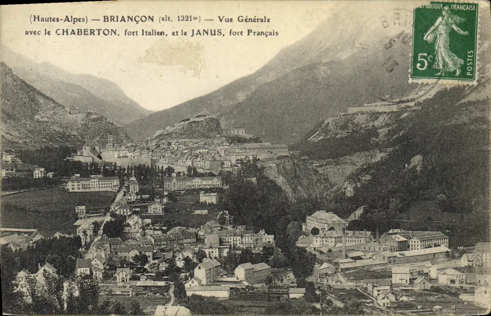 BRIANÇON (Hautes-Alpes) — Allgemeiner Blick mit dem CHABERTON, italienischem Schloss, und dem JANUS, französischem Schloss - Vorderseite