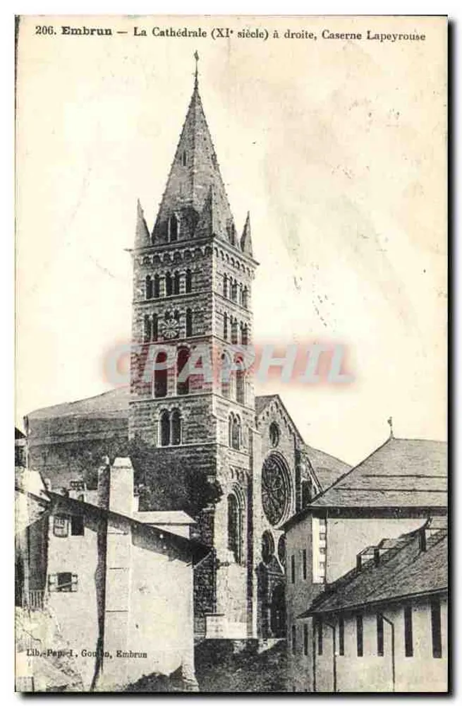 Embrun — Die Kathedrale (11. Jahrhundert) rechts, Kaserne Lapeyrouse — Lib. Pagni, Embrun - Vorderseite
