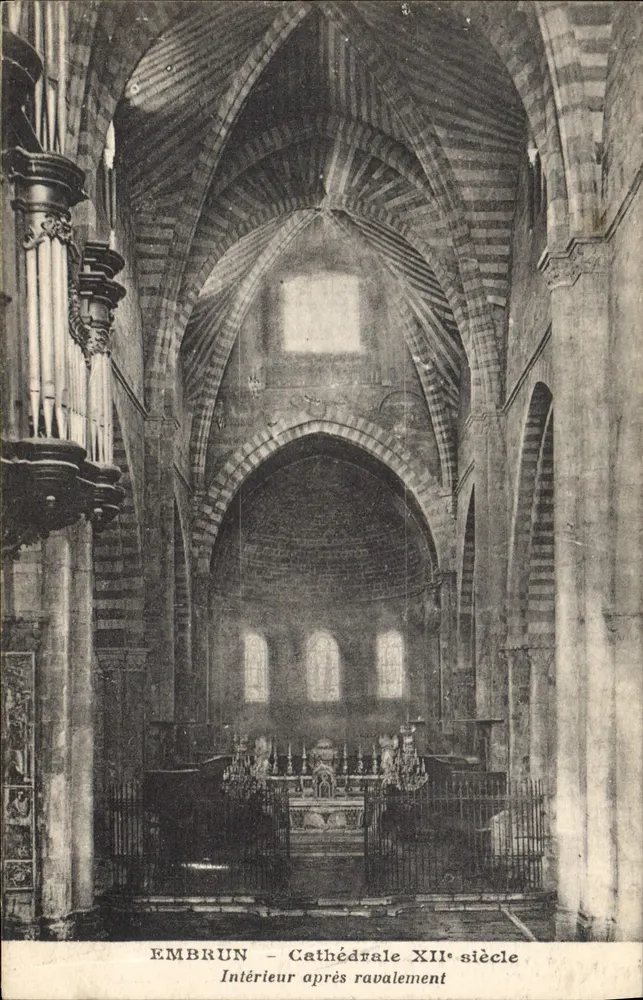 Embrun — Catedral do Século XII — Interior após reforma - Frente