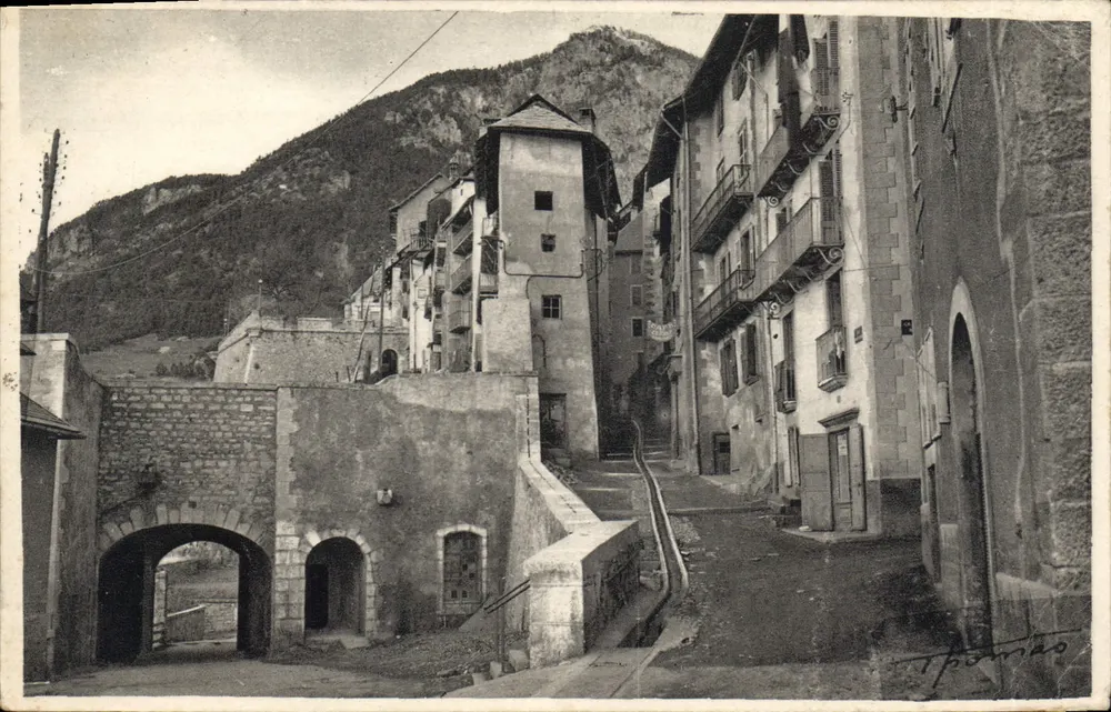 BRIANÇON — Die Mauern und das kleine Gargoyle — Edition Thomas, Briançon - Vorderseite