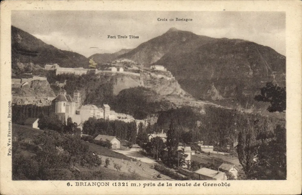 BRIANÇON (1321 m.) — vue du Fort Trois Têtes et de la Croix de Bretagne — éditeur Pap. Vve Francou Briançon, n°6 - Frente