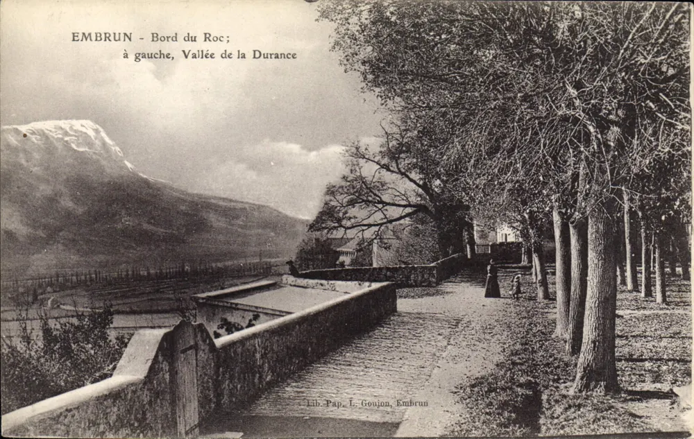 Embrun - Bord do Roc; à esquerda, Vale da Durance — Lib. Pap. L. Goujon, Embrun - Frente