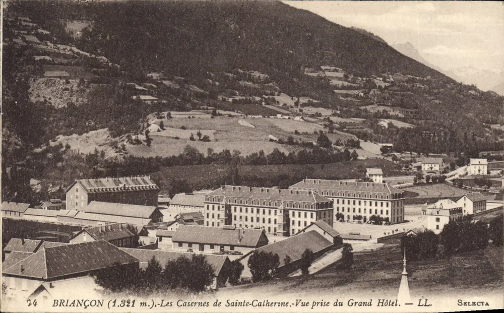 Briançon (1.321 m.) — Die Kasernen von Sainte-Catherine — Ansicht vom Grand Hôtel — LL. Selecta - Vorderseite