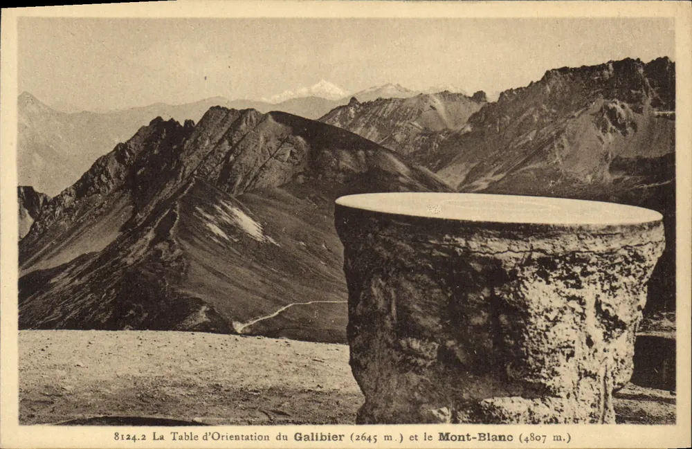 A Mesa de Orientação do Galibier (2645 m.) e o Mont-Blanc (4807 m.) — Restaurante do Galibier, Grenoble - Frente