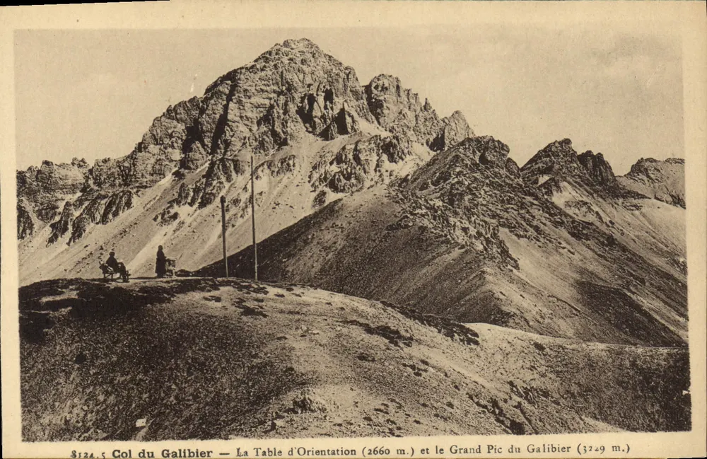 Col du Galibier — Die Table d'Orientaion (2660 m.) und der Grand Pic du Galibier (3229 m.) — Restaurant du Galibier, Grenoble - Vorderseite