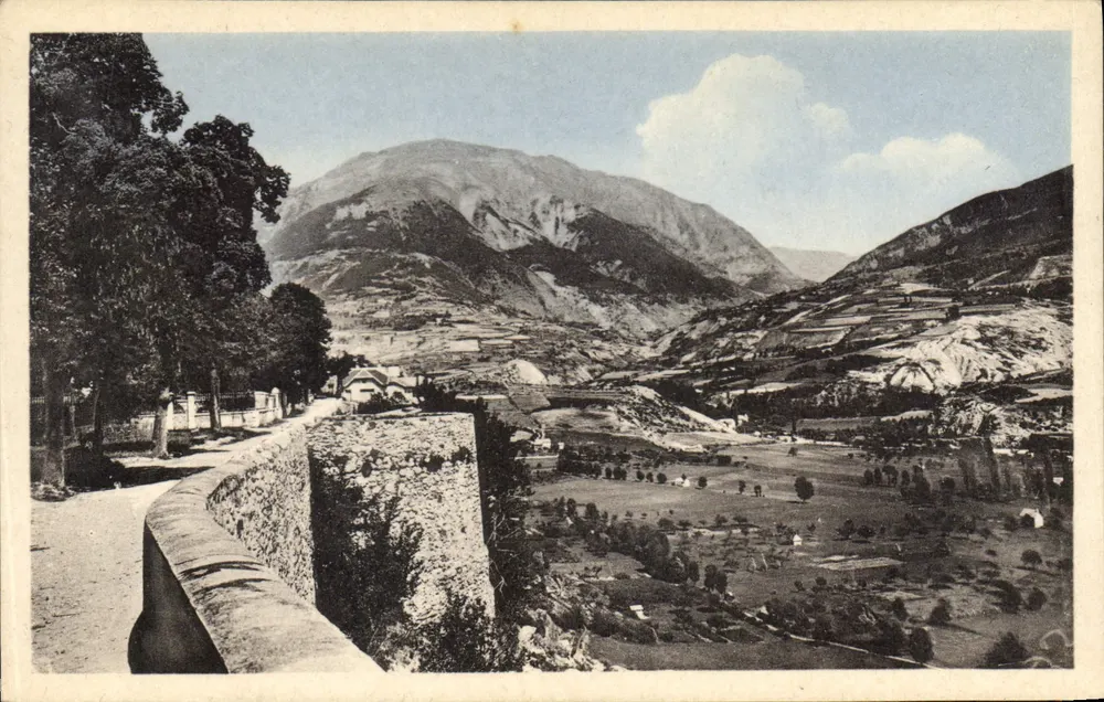 Vista panorâmica de Embrun — montanhas e vale — editor C. DES PAYSANES, n° 23 - Frente