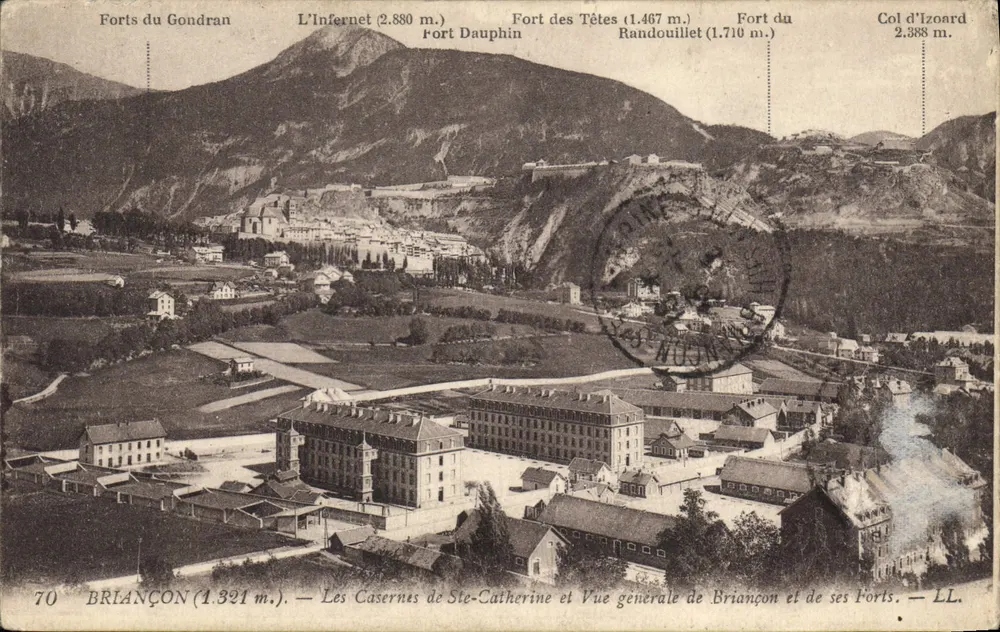 BRIANÇON (1.321 m.) — Die Casernes de Ste-Catherine und allgemeine Ansicht von Briançon und seinen Festungen — LL. - Vorderseite