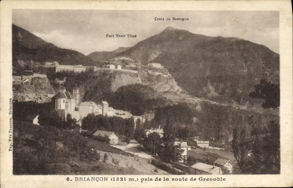 BRIANÇON (1321 m.) — vista desde a estrada de Grenoble — Pop. Yve Francou, Briançon - Frente