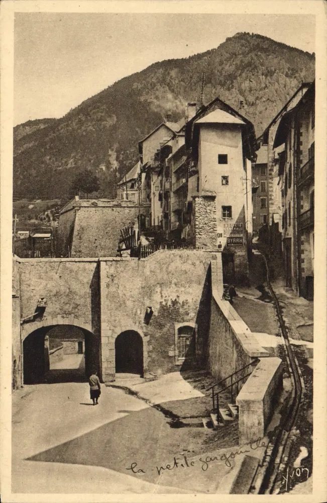 A pequena gangouille — BRIANÇON (Hautes-Alpes) — Editora: LA DOUCE FRANCE, n°53 - Frente