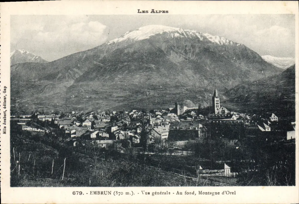 Embrun (870 m.) — Allgemeiner Blick — Im Hintergrund, Berg von Orel — Miss Jorbert, Verlegerin, Gap - Vorderseite
