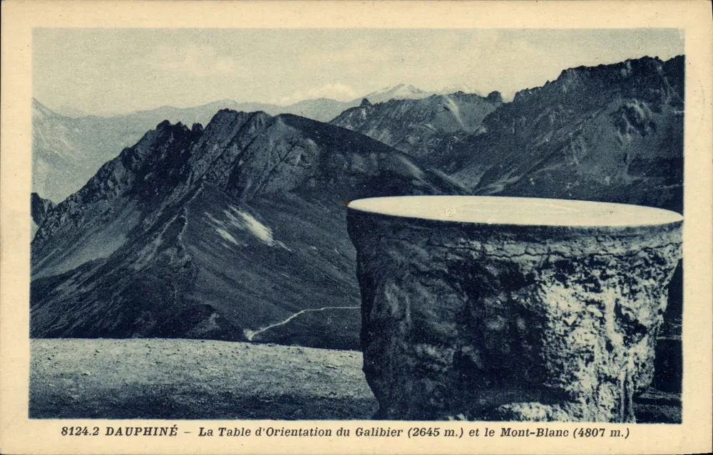 Dauphiné — Die Table d'Orientaion du Galibier (2645 m.) und der Mont-Blanc (4807 m.) — Restaurant du Galibier - Vorderseite