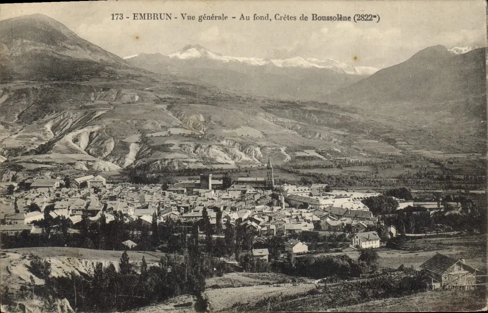 Embrun - Allgemeiner Blick - Im Hintergrund, Crêtes de Boussolène (2822) - Vorderseite