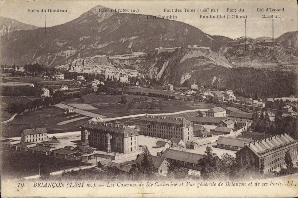 BRIANÇON (1.321 m.) — Die Kasernen von Saint-Catherine und allgemeine Ansicht von Briançon und seinen Festungen — LL. - Vorderseite