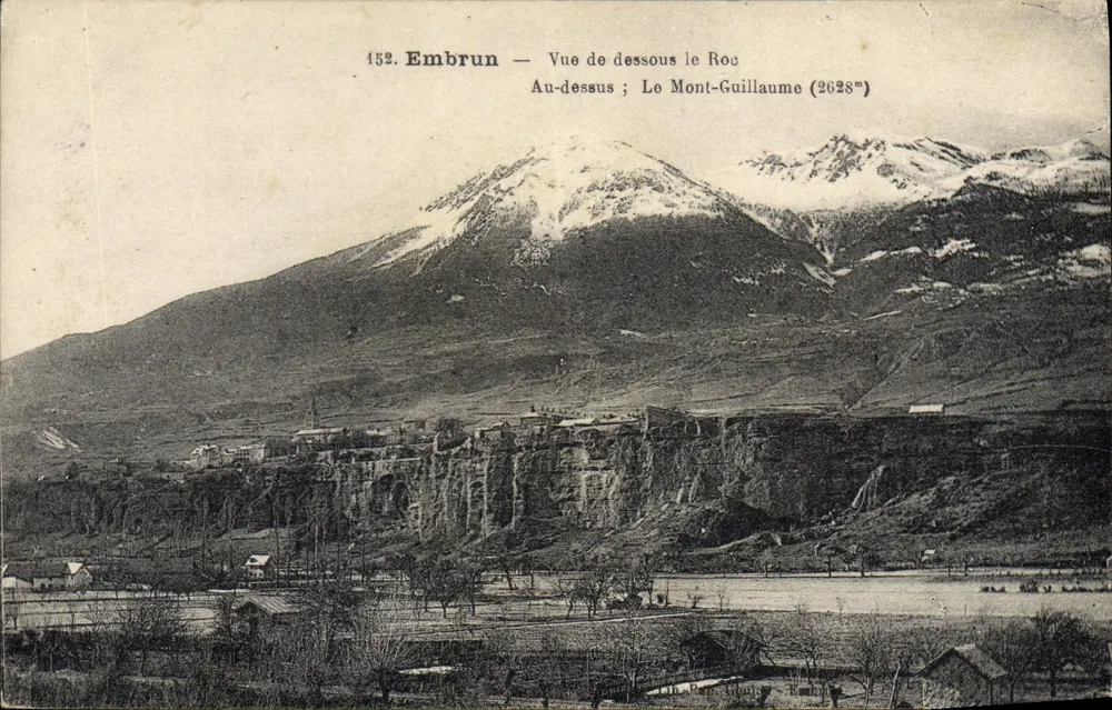 Embrun — Blick von unten vom Roc; Oben; Mount Guillaume (2628m) - Vorderseite
