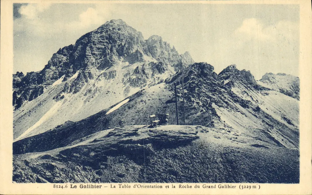 Der Galibier — Die Orientierungstafel und die Felsen der großen Galibier (3229 m) — A. Houriet, Grenoble - Vorderseite