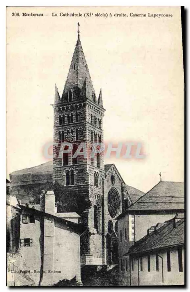 Embrun — Die Kathedrale (11. Jahrhundert) rechts, Kasernen Lapeyrouse - Vorderseite