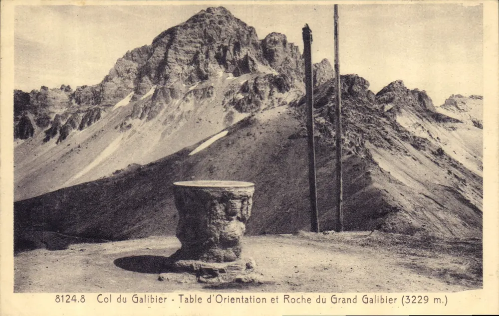 Col du Galibier — Orientierungstafel und Felsen des Grand Galibier (3229 m.) — A. Houlier, Grenoble - Vorderseite