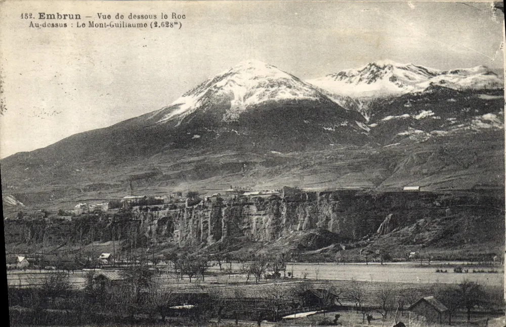 Embrun — Vue de dessous le Roc — Au-dessus : Le Mont-Guillaume (2.628 m) - Vorderseite