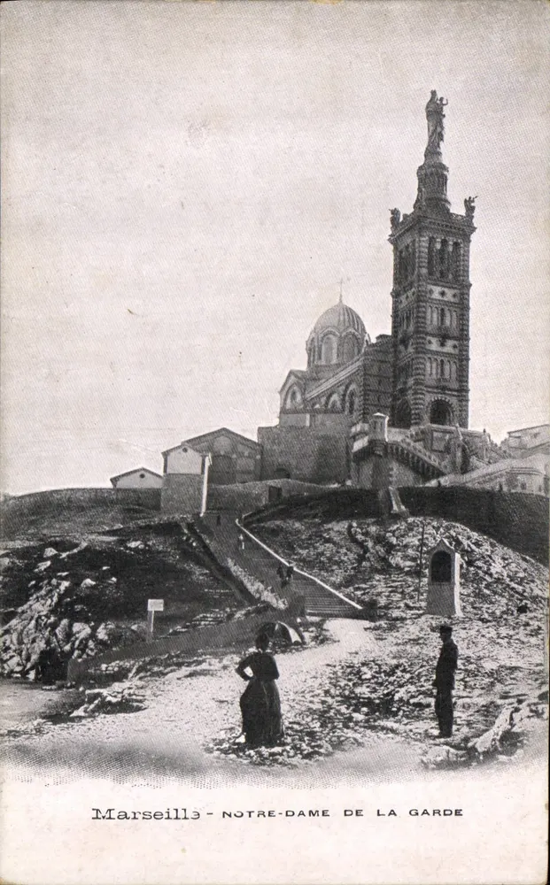 Marselha - Nossa Senhora da Guarda — vista da basílica e da estátua da Virgem - Frente