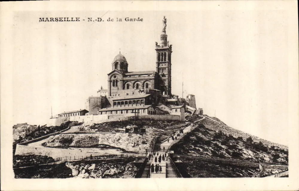 Marselha - N.-D. da Guarda — vista da basílica e da estátua - Frente