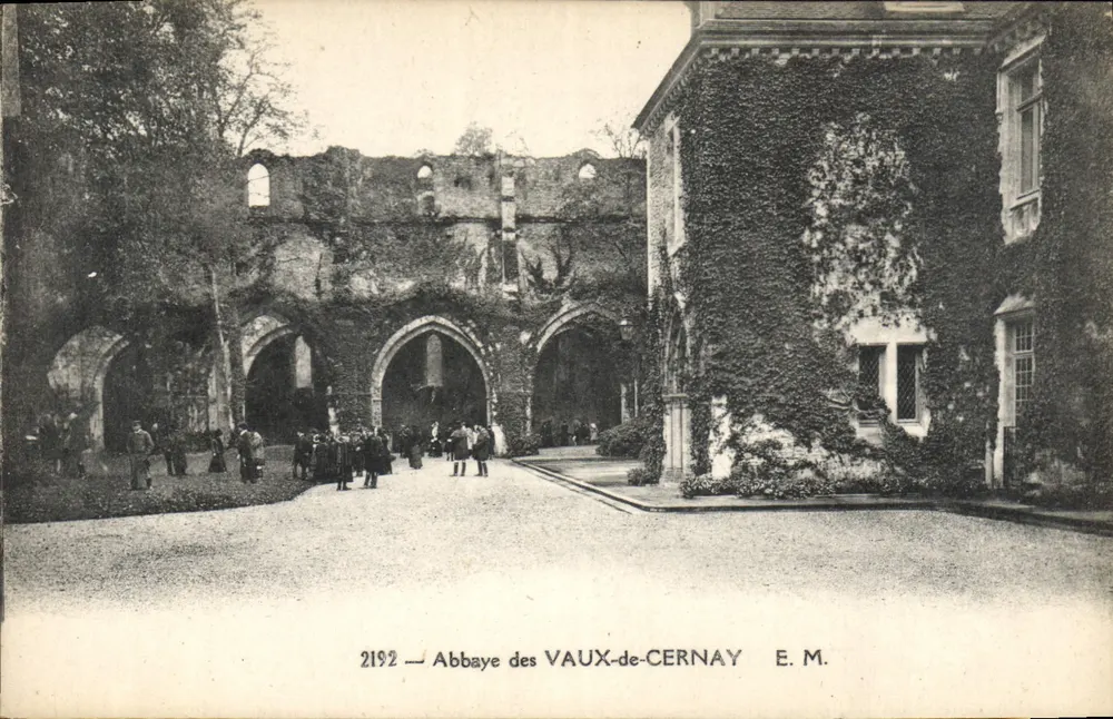 Abbaye des Vaux-de-Cernay — Ruínas e edifícios cobertos de lianças — E.M. n°2192 - Frente