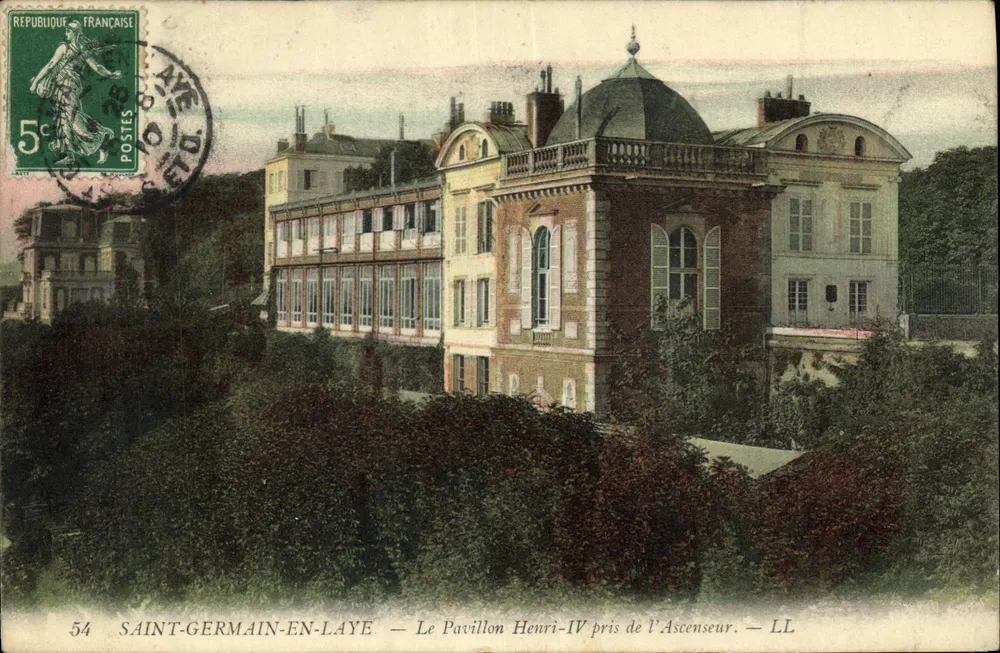Saint-Germain-en-Laye — Ansicht des Pavillon Henri-IV vom Aufzug aus — LL - Vorderseite
