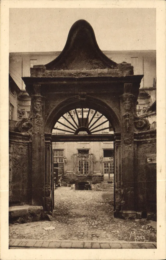 Portal des Hotels der Aiguilles — Aix-en-Provence — Impressions d'art MONA, SE. 121 - Vorderseite
