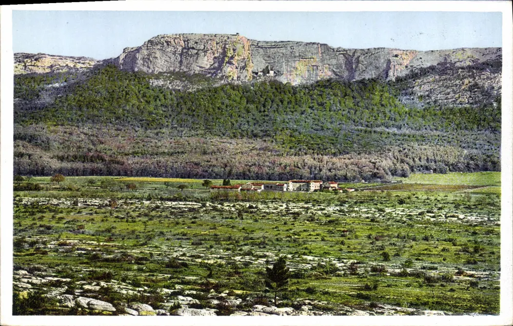 A Sainte-Baume — Vista Geral — Hotellerie de la Sainte-Baume - Frente