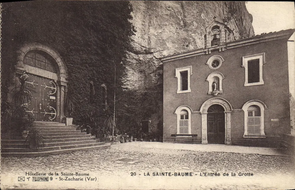 La Sainte-Baume - A Entrada da Gruta — Hôtellerie de la Sainte-Baume, St-Zacharie (Var) - Frente