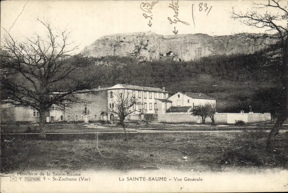 A Santa Bauma — Vista Geral — Hôtellerie de la Santa Bauma, St-Zacharie (Var) - Frente