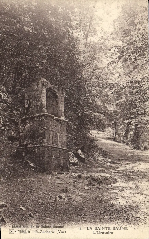O Oratório da Santa Bauma — Ruínas na floresta — Hôtellerie de la Sainte-Baume, St-Zacharie (Var) - Frente