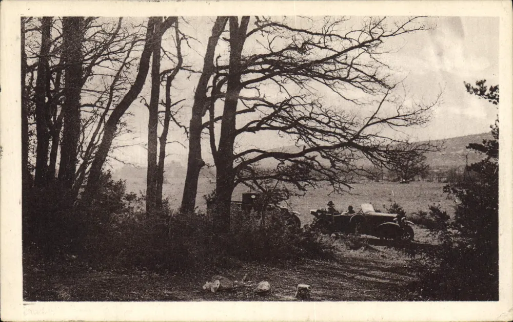 Coche antiguo en un paisaje boscoso — Sainte-Baume — editor no visible - Anverso