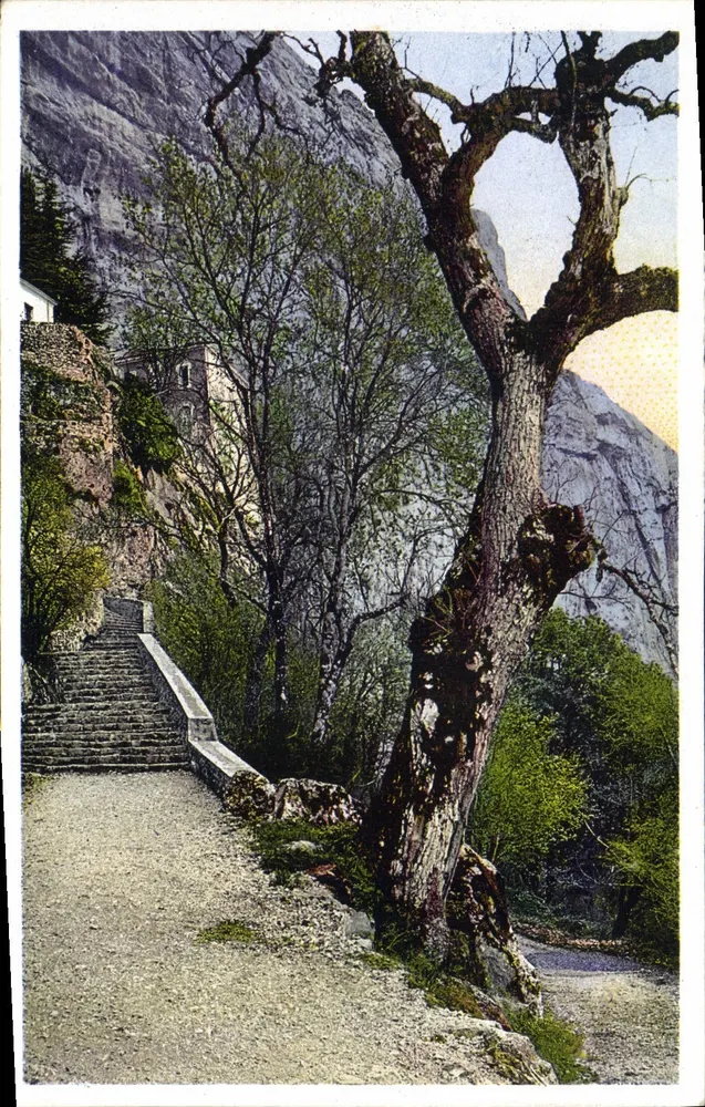Der Aufstieg zur Höhle — Sainte-Baume — Hotellerie de la Sainte-Baume - Vorderseite